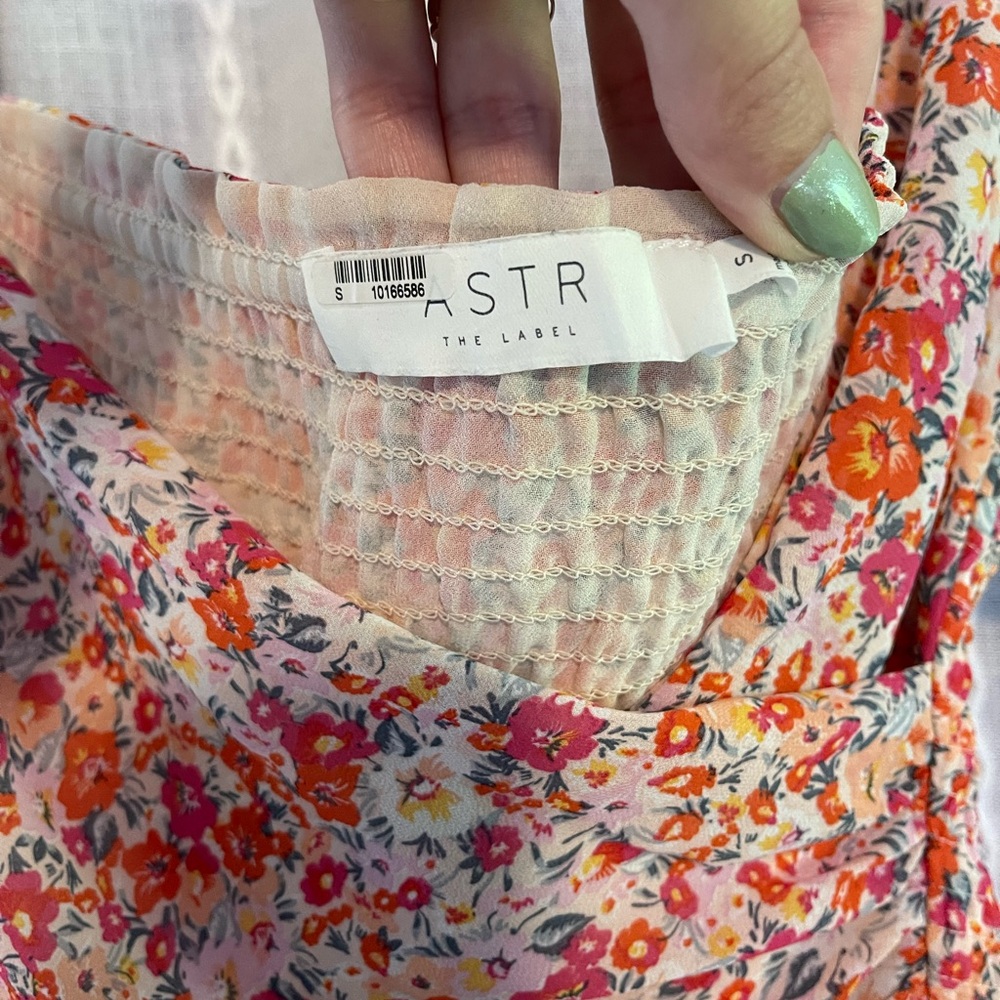 NWOT ASTR Floral Puff Sleeve Top - Picture 3 of 5